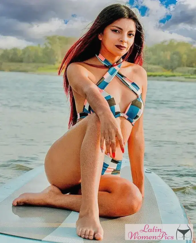 hot Peruvian female photo